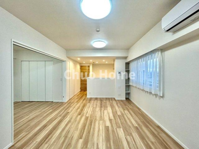 【ダイニング】 | コスモプレイスグラシエ | 【ダイニング】忙しい朝でも、しっかり家族が揃って食事をして頂けるゆとりある大きさのダイニングスペース。奥様が作る手料理をカウンター越しに受けとって頂き、テーブルで囲む素敵な時間を存分に愉しんで下さい。