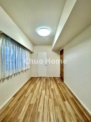 【寝室】 | コスモプレイスグラシエ | 【寝室】心と体をゆったりと安らげる主寝室。寝室のゆとりが大きい分だけ、暮らしの安らぎは深まります。一日の疲れを癒すだけでなく、ご夫婦の親密な語らいを紡ぎ出します