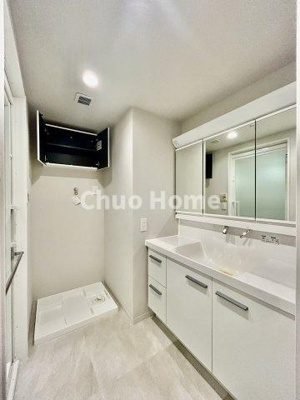 【ランドリースペース】 | コスモプレイスグラシエ | 【ランドリースペース】担当者がスケールを持ち歩いておりますので、ご見学時には現在お使いの洗濯機などがきちんと収まるかなどもチェックして下さい。見学前に測っておくと非常に便利だと思います。