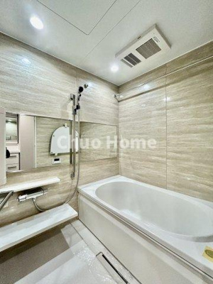 【浴室】 | コスモプレイスグラシエ | 【バスルーム】暖房換気乾燥機付きシステムバスルーム。暖房・冷風・換気・乾燥など、毎日を快適に過ごせるうれしい機能が揃っています。雨の日の洗濯物も安心です。