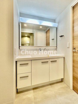 【独立洗面台】 | コスモプレイスグラシエ | 【洗面化粧台】洗面化粧台には三面鏡を採用。身だしなみを整えやすい事はもちろんですが、鏡の後ろに収納スペースを設ける事により、散らかりやすい洗面スペースをすっきりさせる事が出来るのも嬉しいですね