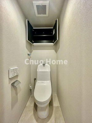 【トイレ】 | コスモプレイスグラシエ | 【トイレ】 収納スペースをしっかりと確保した温水洗浄便座機能付きトイレ。温水洗浄便座は清潔にお使いいただくための大切なアイテムです。