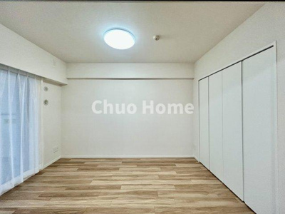 【洋室】 | コスモプレイスグラシエ | 【洋室】快適に過ごす条件は、一人ひとり違います。だからこそ飾り過ぎないシンプルな内装と偏り過ぎないデザインで統一しております。居住していく中でオーナー様だけの【マイホーム】に創り上げて下さい