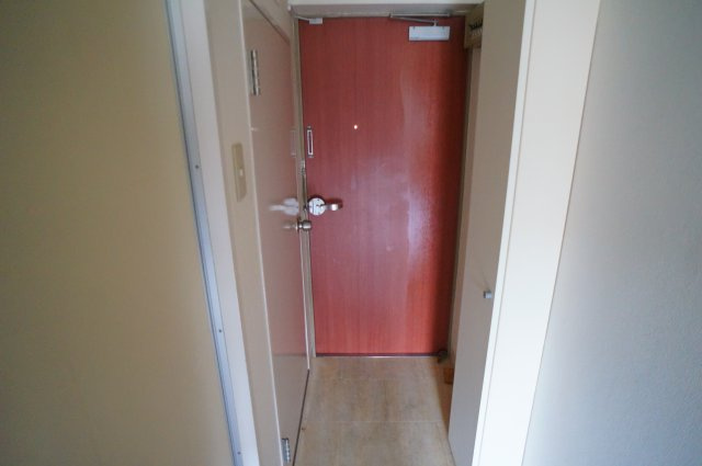 若草女子学生ハイツの玄関