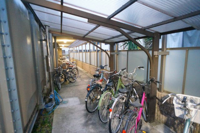 若草女子学生ハイツの駐車場