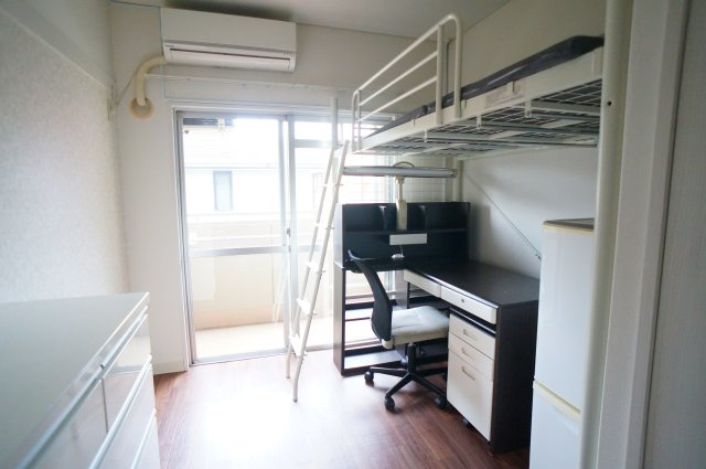 若草女子学生ハイツの洋室