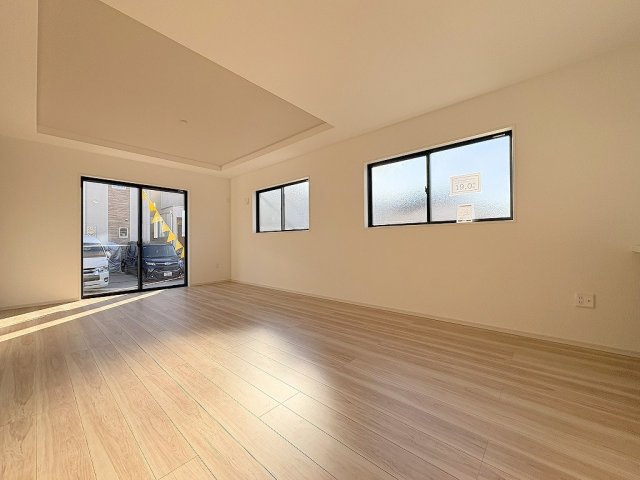 八潮市八條　新築戸建　全1棟の居間・リビング|折上天井・窓が多く明るく開放的なリビングです