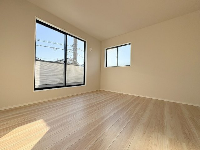 八潮市八條　新築戸建　全1棟の洋室|バルコニーに面した明るい洋室14.5帖！将来2部屋に分けることも可能です。