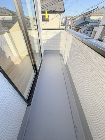 八潮市八條　新築戸建　全1棟のバルコニー|南向きバルコニーにて日当たり良好