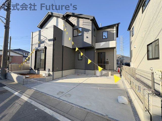 八潮市八條　新築戸建　全1棟の外観|並列2台のカースペース・お庭の付いた邸宅です