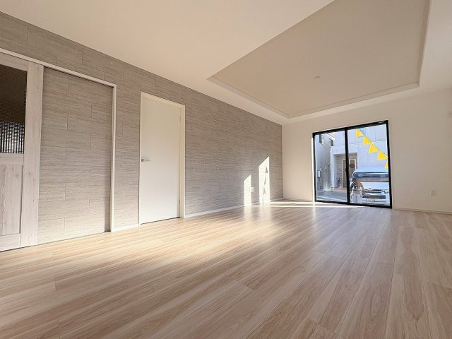 八潮市八條　新築戸建　全1棟の居間・リビング|アクセントクロスがオシャレな19帖のリビングです