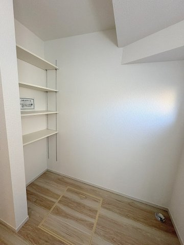 八潮市八條　新築戸建　全1棟のランドリースペース|タオルや日用品をまとめて収納できる、家族に嬉しいリネン庫付