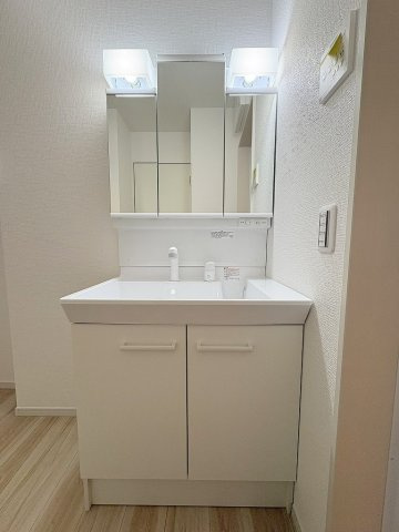 八潮市八條　新築戸建　全1棟の独立洗面台|三面鏡付きシャワードレッサーで朝の準備も快適