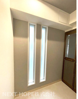 【玄関】 | パレ伊丹北 | 玄関にはフィックス窓が有り、たいへん明るいです！！