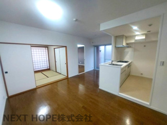 【キッチン】 | パレ伊丹北 | LDKは約13.1帖です♪圧迫感の無い対面式新品のシステムキッチンです！お料理を作りながらリビングが見渡せます！！キッチンは食器洗い乾燥機付きです！食後の後片付けはお任せですね！