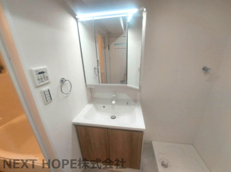 【独立洗面台】 | パレ伊丹北 | 新品の洗面化粧台です♪シャワー水栓で使い勝手も良いです！！鏡は三面鏡になっております！！