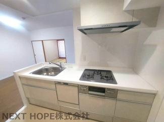 【キッチン】 | パレ伊丹北 | システムキッチンです♪対面式でお料理を作りながらリビングのご家族との楽しい会話が弾みます！！食器洗い乾燥機付きで食後の後片付けはお任せですね！