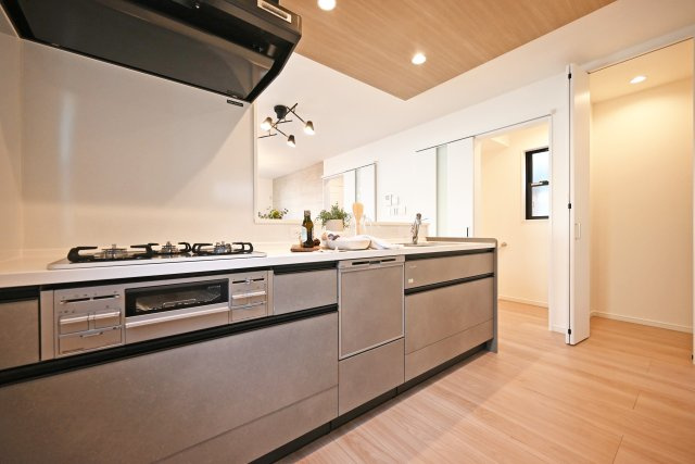 西宮市甲子園口5丁目新築一戸建て│4LDK+駐車1台可のキッチン|2階キッチンはTakaraStandard製のホーローパネル仕様×ソフトクローズ機能付き収納。
石目調のグレーを面材として選んだナチュラル内装に相応しいユニット。食洗機が標準装備されています。