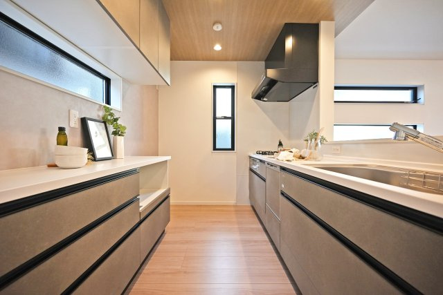 西宮市甲子園口5丁目新築一戸建て│4LDK+駐車1台可のキッチン|キッチンの内観写真です。大容量収納を搭載したユニットは実生活上のすっきりとしたLDKを実現します。カップボードは造作でご用意しており、家電使用効率が上がるスライドテーブルも完備しました。