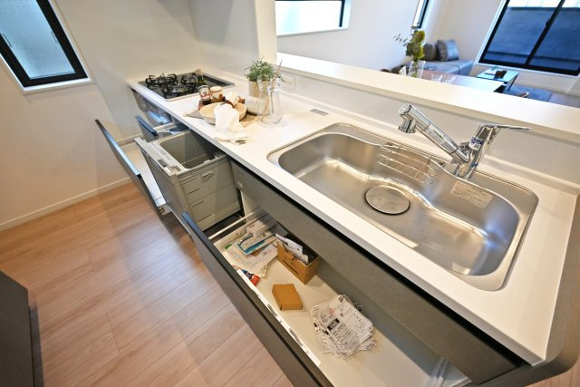 西宮市甲子園口5丁目新築一戸建て│4LDK+駐車1台可のキッチン|ワークトップは十分な広さがあるW2550タイプ。調理台下いっぱいに収納を設け、包丁のホルダーや調味料専用の引き出しも備えています。本分譲地は食洗機が標準装備されています。