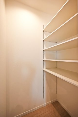 西宮市甲子園口5丁目新築一戸建て│4LDK+駐車1台可のキッチン|パントリー収納の内観写真です。
収納庫は高さを調整して日常品や掃除用品など幅広く収納可能。