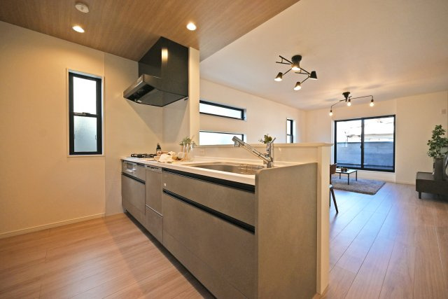 西宮市甲子園口5丁目新築一戸建て│4LDK+駐車1台可のキッチン|2階キッチンユニット越しに撮影した内観写真です。対面式キッチンを採用しているため視界は広く、ご家族間やご来訪者とのコミュニケーションも一体的に取り易くなっております。