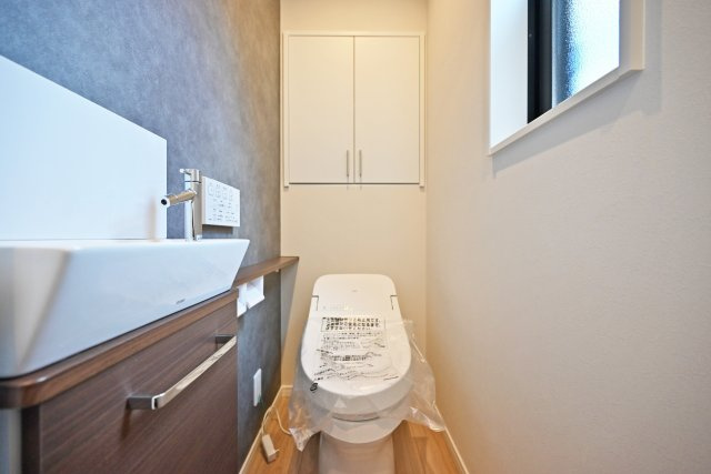 西宮市甲子園口5丁目新築一戸建て│4LDK+駐車1台可のトイレ|2階トイレはタンクレストイレに手洗い器を採用、実用性にも見た目にも充実した空間に仕上がっています。