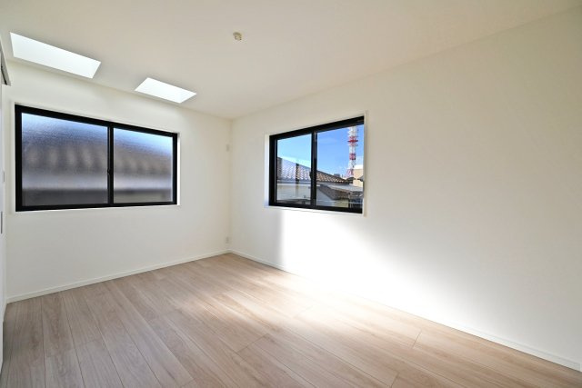 西宮市甲子園口5丁目新築一戸建て│4LDK+駐車1台可の洋室|3階主寝室想定洋室に入ってすぐの内観写真です。2面採光で採光通風ともに良好です。
上部にはトップライトが設けられており、明るく開放的な空間が演出されています。