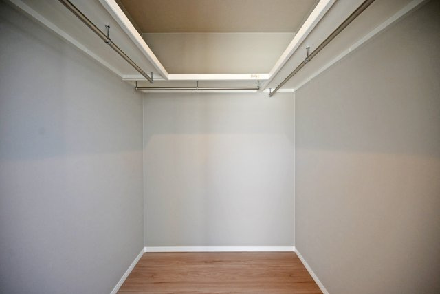 西宮市甲子園口5丁目新築一戸建て│4LDK+駐車1台可の収納|主寝室にはダウンライト付きのWICLを備えており、夫婦のプライベート用品をすっきり収納することが出来ます。