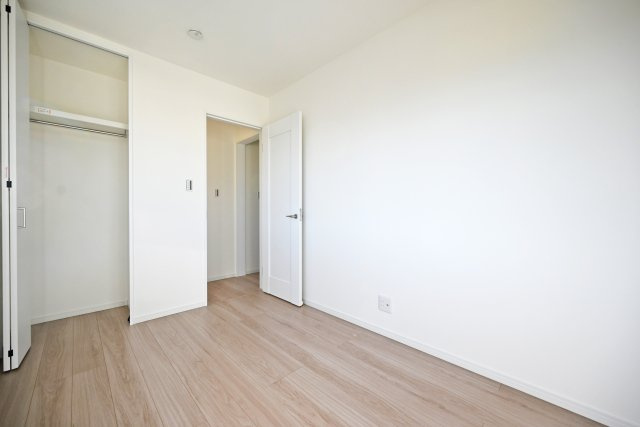 西宮市甲子園口5丁目新築一戸建て│4LDK+駐車1台可の洋室|-洋室4.7帖(3F)-
収納庫内には枕棚とハンガーレールを配置しています。 限られた収納スペースでもすっきりと片付けることが出来ます。