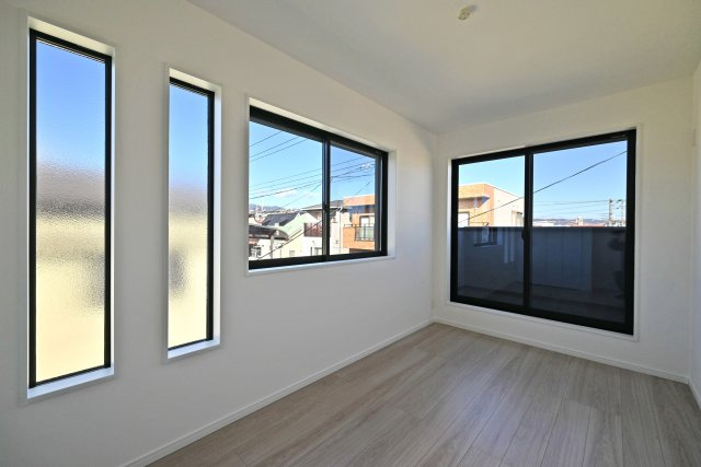 西宮市甲子園口5丁目新築一戸建て│4LDK+駐車1台可の洋室|-洋室5.5(3F)-
縦スリット窓を採用するなどデザイン性を向上させた内観です。