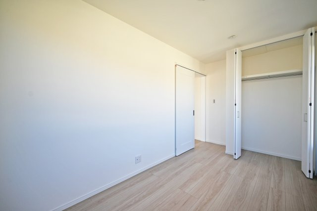 西宮市甲子園口5丁目新築一戸建て│4LDK+駐車1台可の洋室|-洋室5.5(3F)-
収納庫内には枕棚とハンガーレールを配置しています。 限られた収納スペースでもすっきりと片付けることが出来ます。