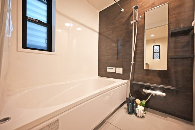 西宮市甲子園口5丁目新築一戸建て│4LDK+駐車1台可の浴室|1階浴室に入ってすぐの内観です。1616サイズのユニットで、浴室ミストサウナ付き浴室暖房乾燥機付き仕様となっております。