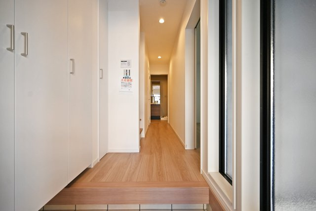 西宮市甲子園口5丁目新築一戸建て│4LDK+駐車1台可の玄関|1階玄関入ってすぐの内観写真です。 
2連の縦スリットを採用することで光が床面まで伸びる美しい空間に仕上がっています。