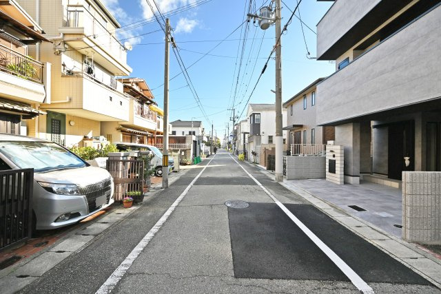 西宮市甲子園口5丁目新築一戸建て│4LDK+駐車1台可の前面道路含む現地写真|前面道路幅は北側に約6ｍで駐車の際も安心です。