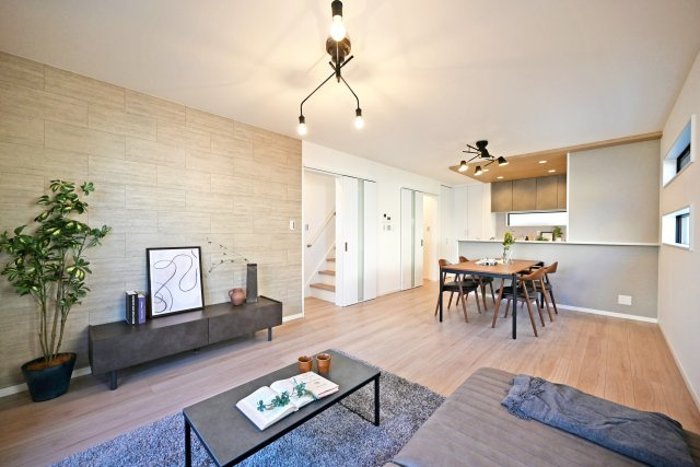 西宮市甲子園口5丁目新築一戸建て│4LDK+駐車1台可の居間・リビング|「視覚的に立体的なLDK」を常に考慮した設計が目を惹きます。写真のようなテレビボード側にアクセントクロスを部分的に配置にすることで空間の住み分けや飽きの来ない生活を実現させます。