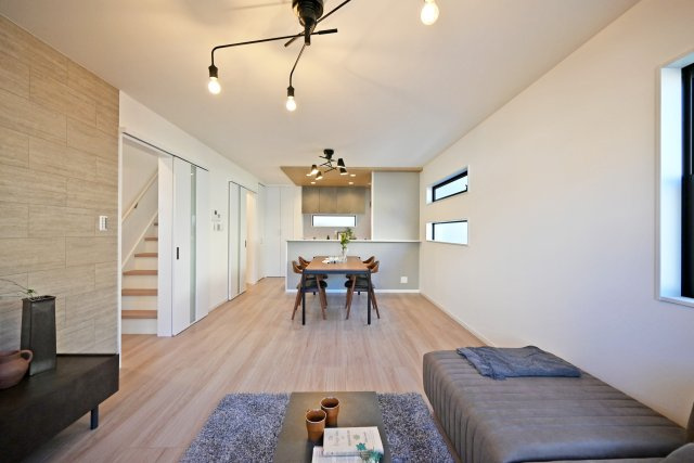 西宮市甲子園口5丁目新築一戸建て│4LDK+駐車1台可の居間・リビング|一日の中で多くの時間を過ごすことになるリビングダイニングは、外からの視線が届きにくく、プライバシー性の高い快適な空間をつくることができそうです。