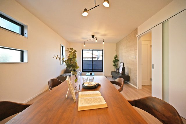 西宮市甲子園口5丁目新築一戸建て│4LDK+駐車1台可の居間・リビング|2階LDKをキッチン前から正面に撮影した内観写真です。
掃き出し窓や引き違い窓の光がLDK全体に広がり、インテリアを美しく照らし出しています。