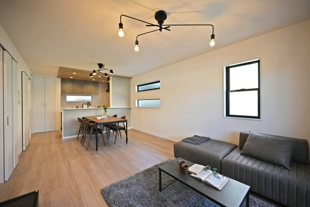 西宮市甲子園口5丁目新築一戸建て│4LDK+駐車1台可の居間・リビング|2階LDKをリビング側から撮影した内観写真です。インテリアに大きなサイズを選択しても動線を邪魔しない広々とした団らん空間です。LDK3面に床暖房が完備されています。