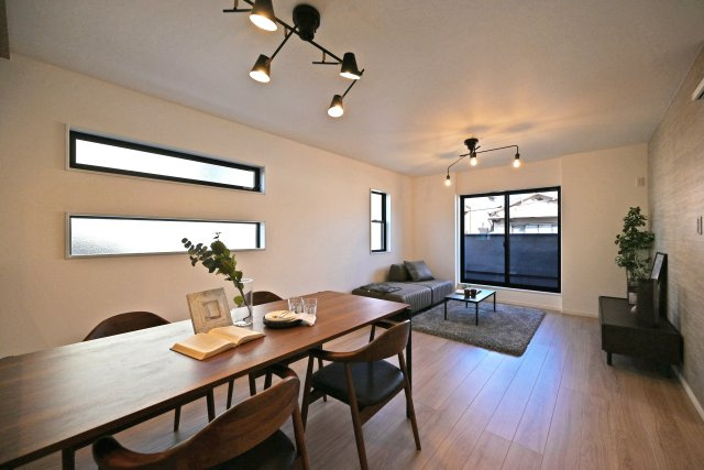 西宮市甲子園口5丁目新築一戸建て│4LDK+駐車1台可の居間・リビング|2階LDKは18帖でゆとりある広さです。 インテリア配置に困らない間取り設計に加え、お子様のいる世帯に必要な部屋数を備えた物件です。