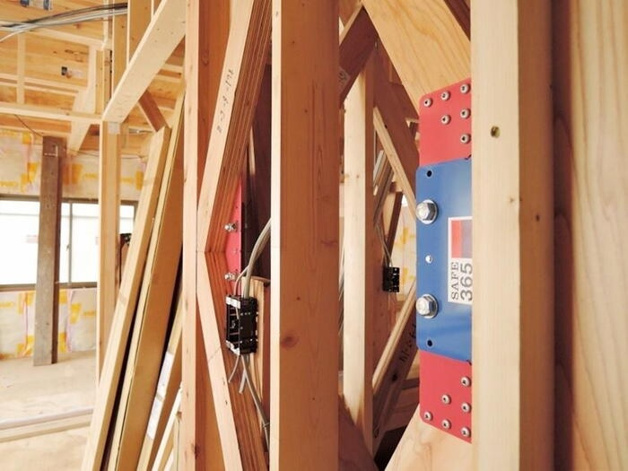 熊本市北区植木町正清第1-2棟（2号棟）の構造・工法・仕様|震度6強クラスとなる2分間続く地震を約200回受けても制震性能は衰えないと実証実験で分かっています。
