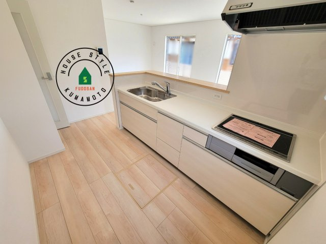 熊本市北区植木町正清第1-2棟（2号棟）の内観：施工例|カウンターキッチンなら、リビングで遊ぶ子供の様子を見ながら料理ができるので安心です。料理を運んでもらったり、子供にお手伝いしてもらいやすいのもいいですね。