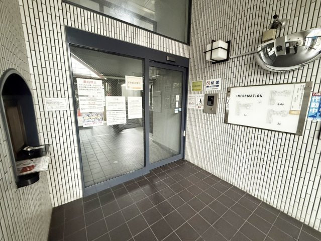 デトム・ワン東福寺のエントランス|オートロック付きです。