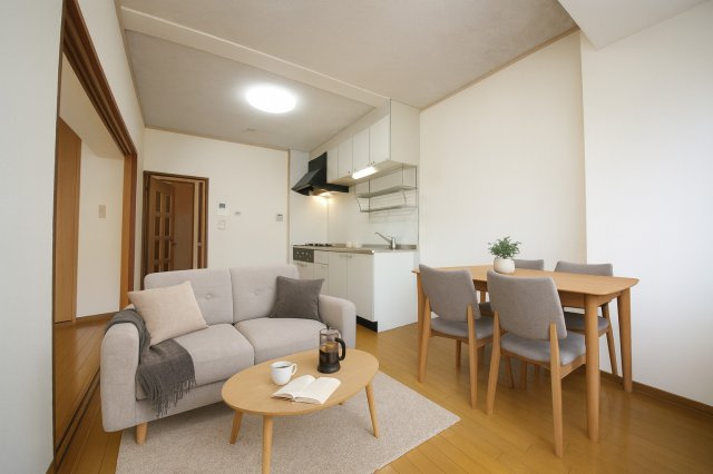 ヤマニハウスの居間・リビング|バーチャルステージングの写真となります。家具家電等は付帯しません。参考にご覧くださいませ。