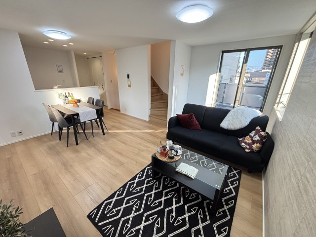 MELDIA瑞穂区津賀田町339②｜名古屋市の戸建ならホームアップの居間・リビング|南から陽射しが入り明るいリビング