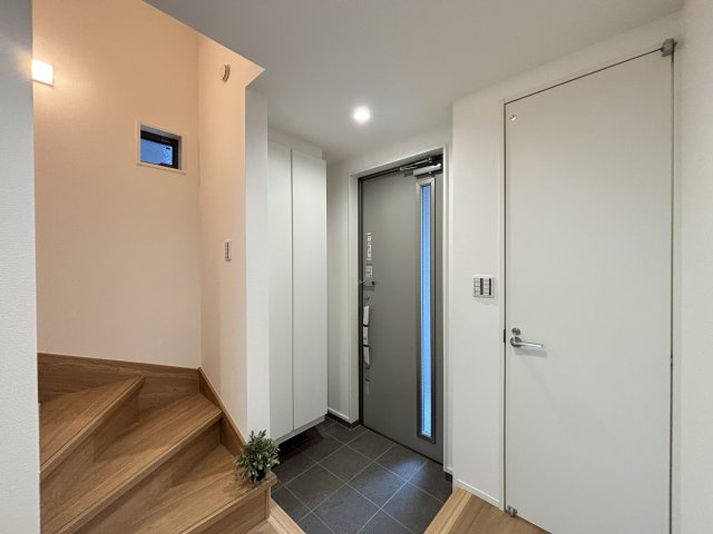 MELDIA瑞穂区津賀田町339②｜名古屋市の戸建ならホームアップの玄関|収納力あるシューズボックス付き