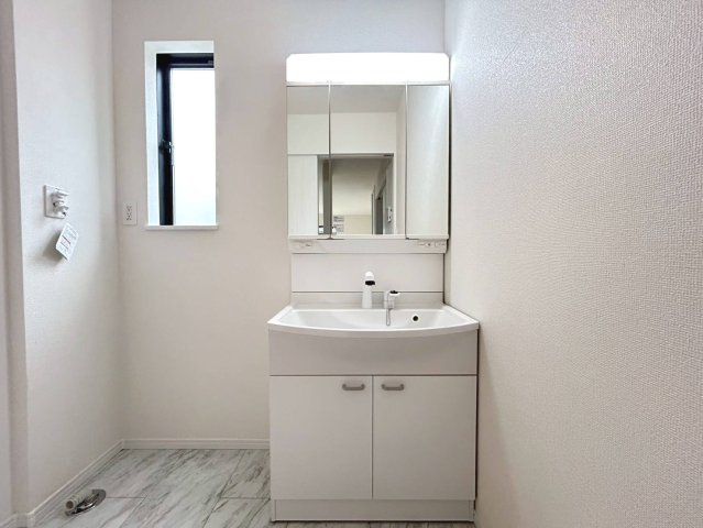 ハートフルタウン　一宮市北方町北方　全2区画分譲の独立洗面台|奥行約420mmのコンパクト設計で従来品と異なり洗面ボウルの成型の精度が高い為スッキリ納まります。