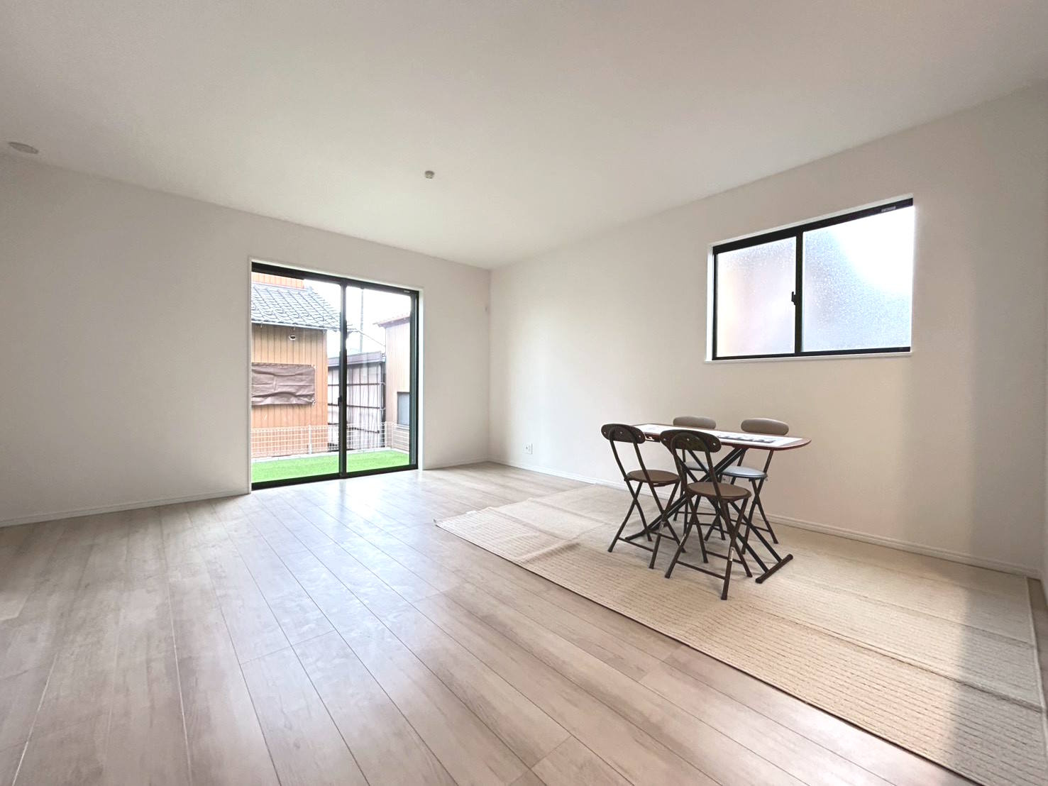 ハートフルタウン　一宮市北方町北方　全2区画分譲の居間・リビング|フローリング材には木目調で木材特有の風合いがあり、ナチュラルな美しさになっています。