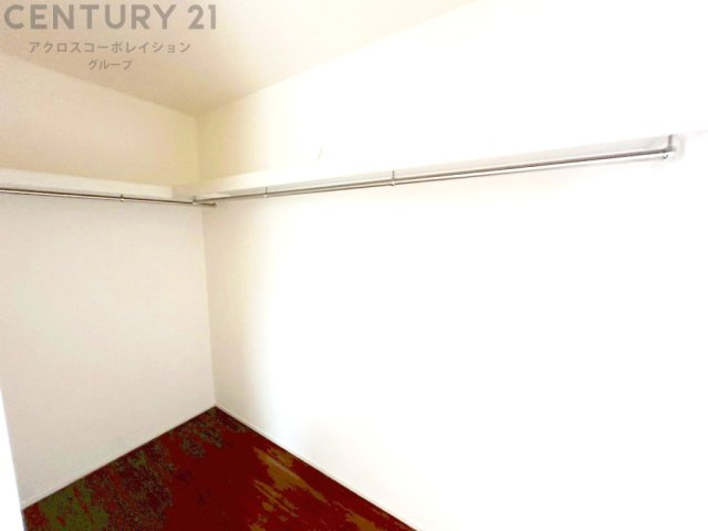 収納力が高く洋服や小物を整理しやすく、更衣室のように使え、部屋がすっきり保てます。収納の配置を自由に調整でき、換気性が良く防湿・防虫対策も可能。快適で機能的な生活空間を実現できます♪