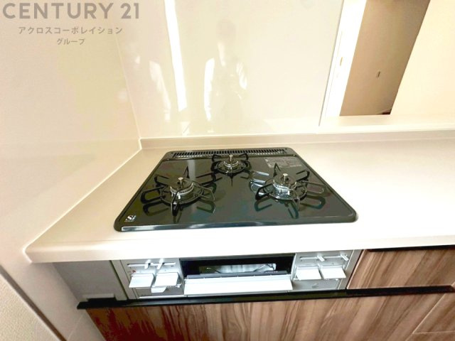 多数の調理器具を同時に使用でき、料理の効率化が可能。省エネで節約になり、様々な料理スタイルに適応できます。また、火力調整が独立しており、手入れや掃除もしやすく、今よりもっとお料理が楽しくなるかも。